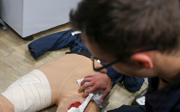 USS Oscar Austin conducts medical training