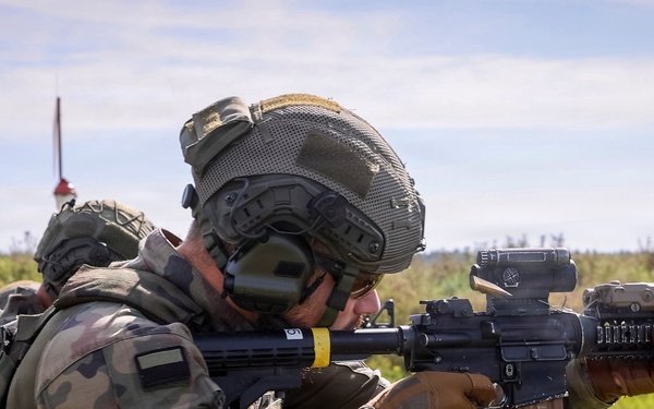 Soldiers with the NATO FLF Battle Group-Poland conduct joint weapons familiarization training in Poland