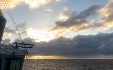 USS Mustin transits the Indian Ocean