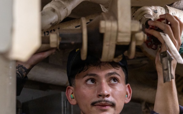 USS Mustin conducts engineering training team drill