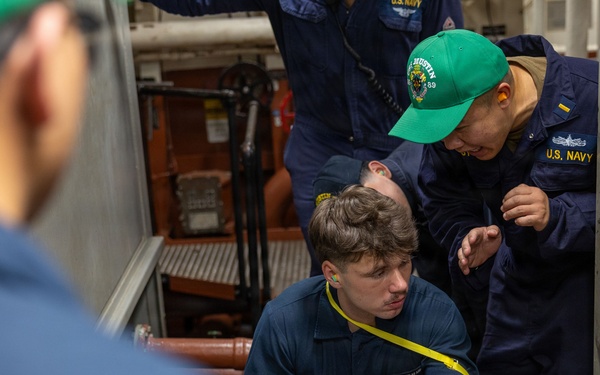 USS Mustin conducts engineering training team drill