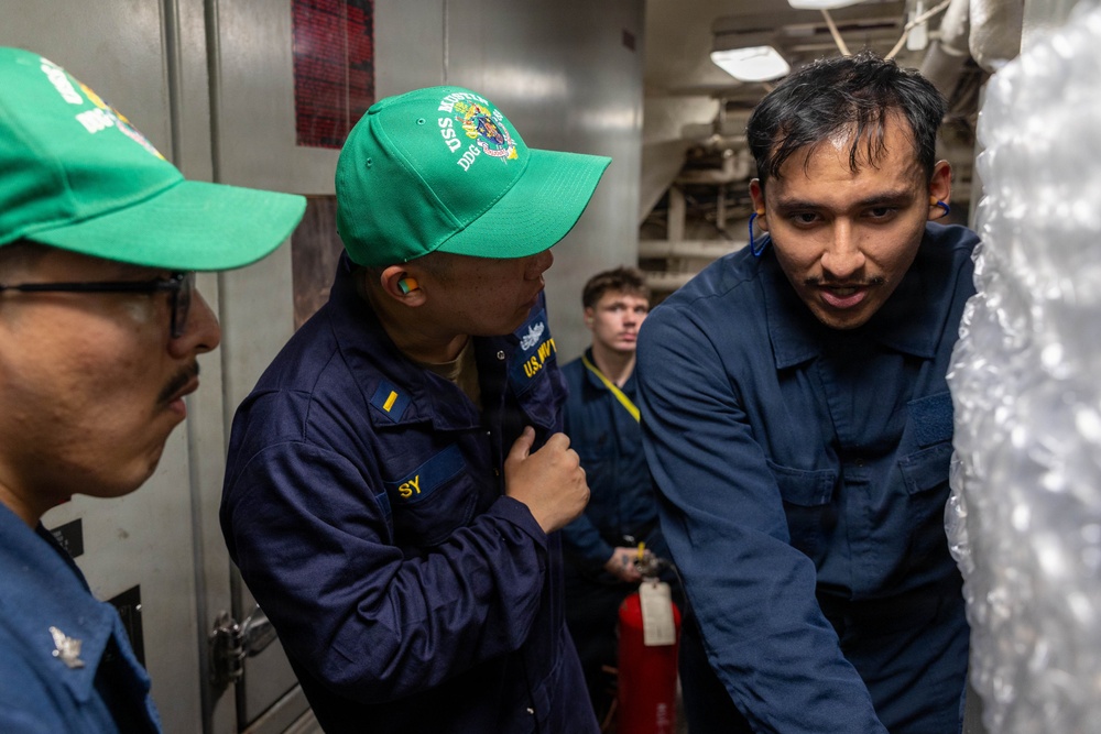 USS Mustin conducts engineering training team drill