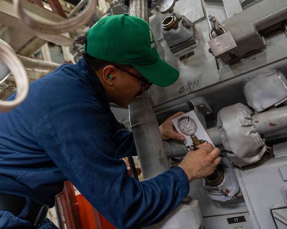 USS Mustin conducts engineering training team drill