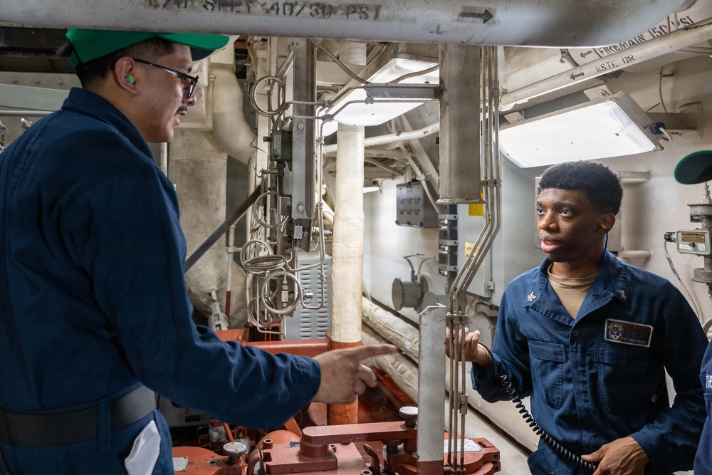 USS Mustin conducts engineering training team drill