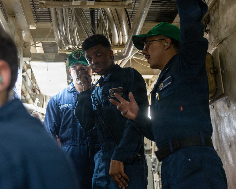 USS Mustin conducts engineering training team drill