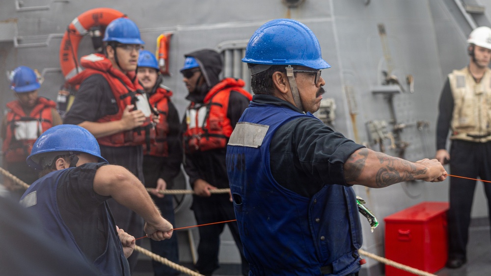 USS Mustin conducts replenishment-at-sea with USNS Wally Schirra