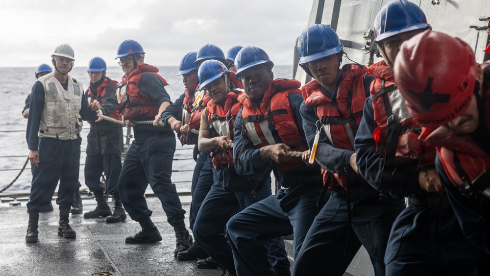 USS Mustin conducts replenishment-at-sea with USNS Wally Schirra