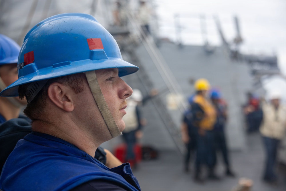 USS Mustin conducts replenishment-at-sea with USNS Wally Schirra