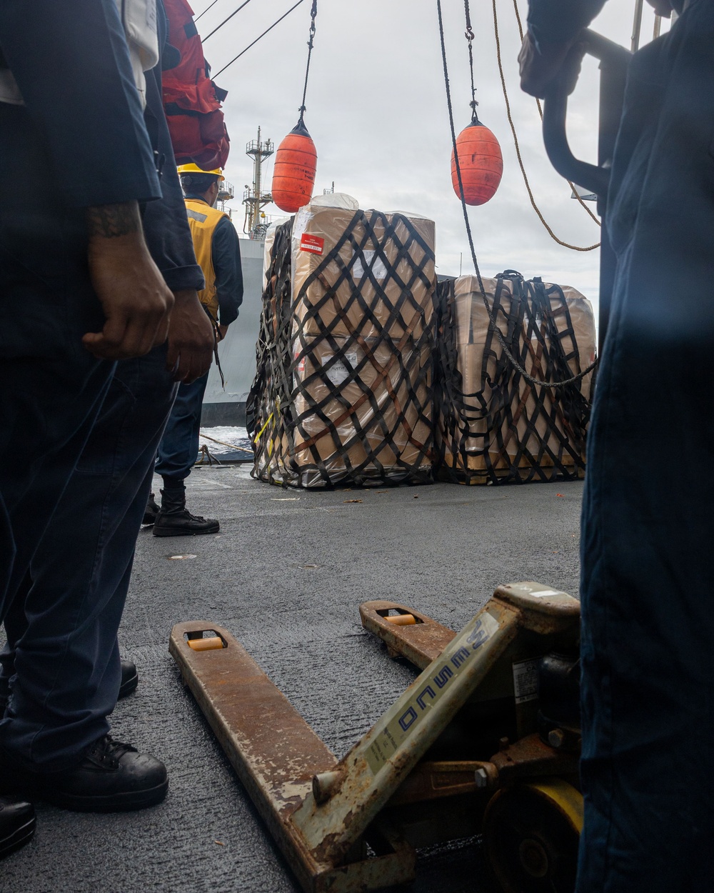 USS Mustin conducts replenishment-at-sea with USNS Wally Schirra