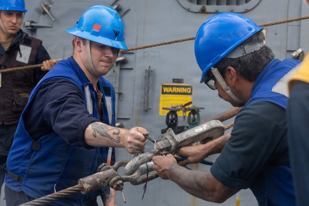 USS Mustin conducts replenishment-at-sea with USNS Wally Schirra