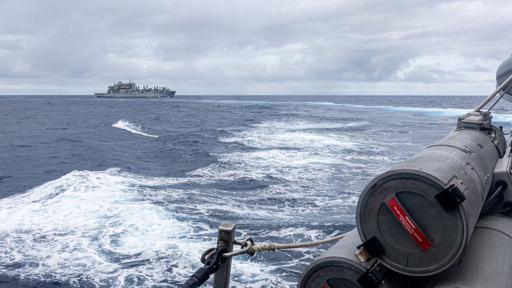 USS Mustin conducts replenishment-at-sea with USNS Wally Schirra