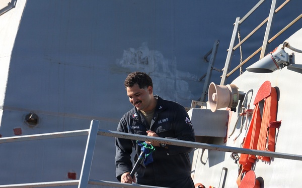 USS Farragut Conducts a Fresh Water Wash-Down