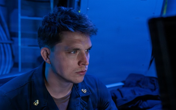 Watchstanders aboard USS Gonzalez