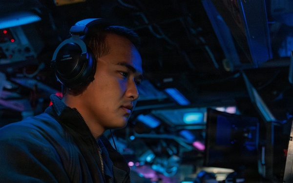 Watchstanders aboard USS Gonzalez