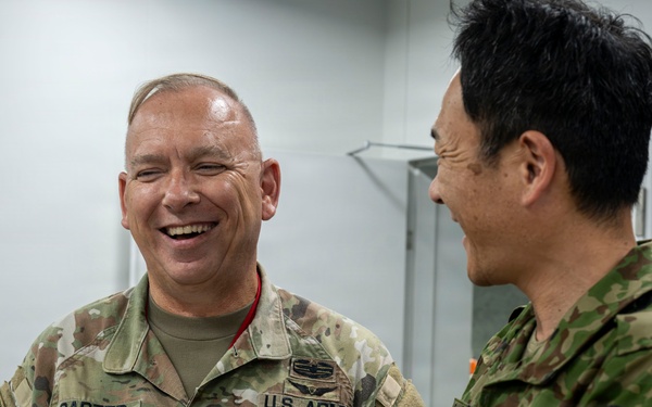 U.S. and JGSDF Public Affairs Officers Exchange Gifts during Yama Sakura 91