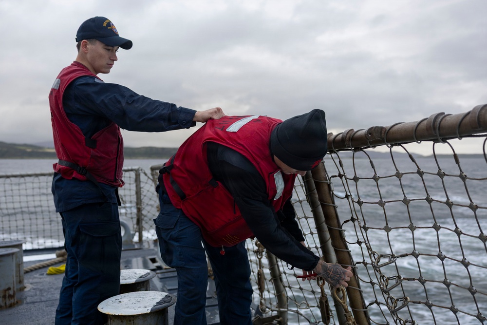 DDG 117 Navigates the Fast lane in Faslane Bay