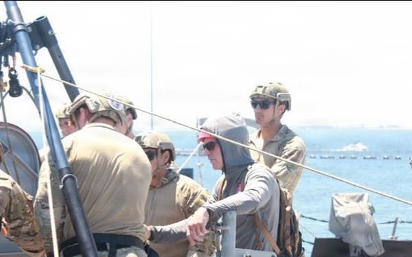 USS Chafee Hosts Explosive Ordnance Disposal Training