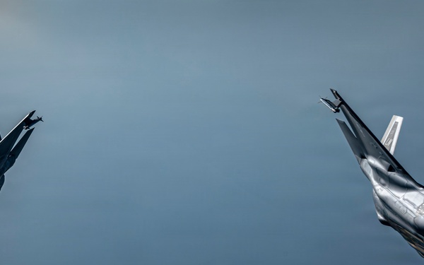 F35s refuel over waters in CENTCOM AOR