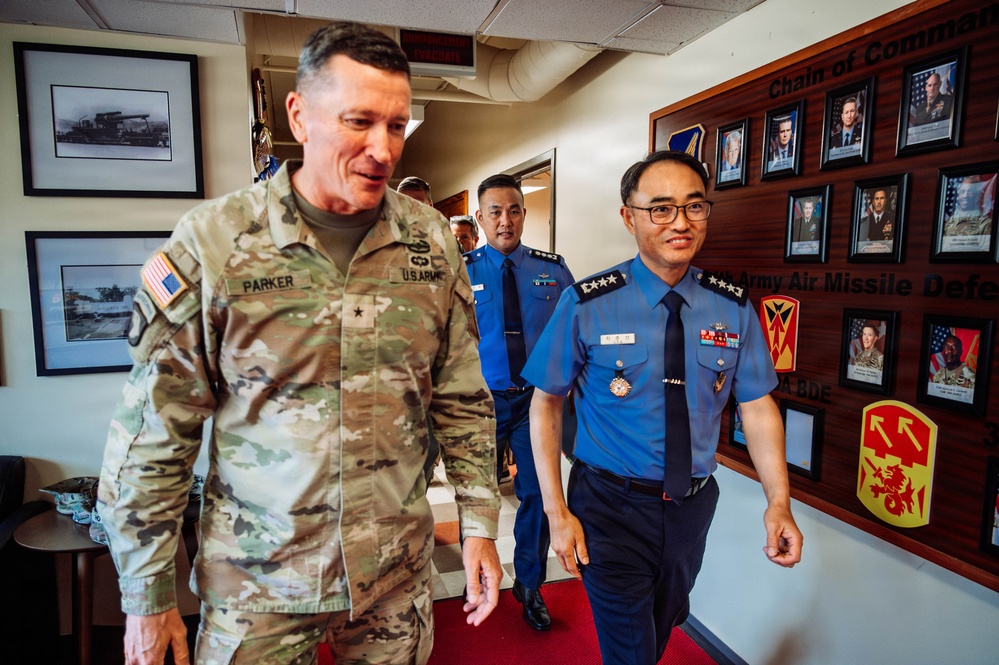 ROKAF Operations Commander Visits 94th AAMDC Headquarters