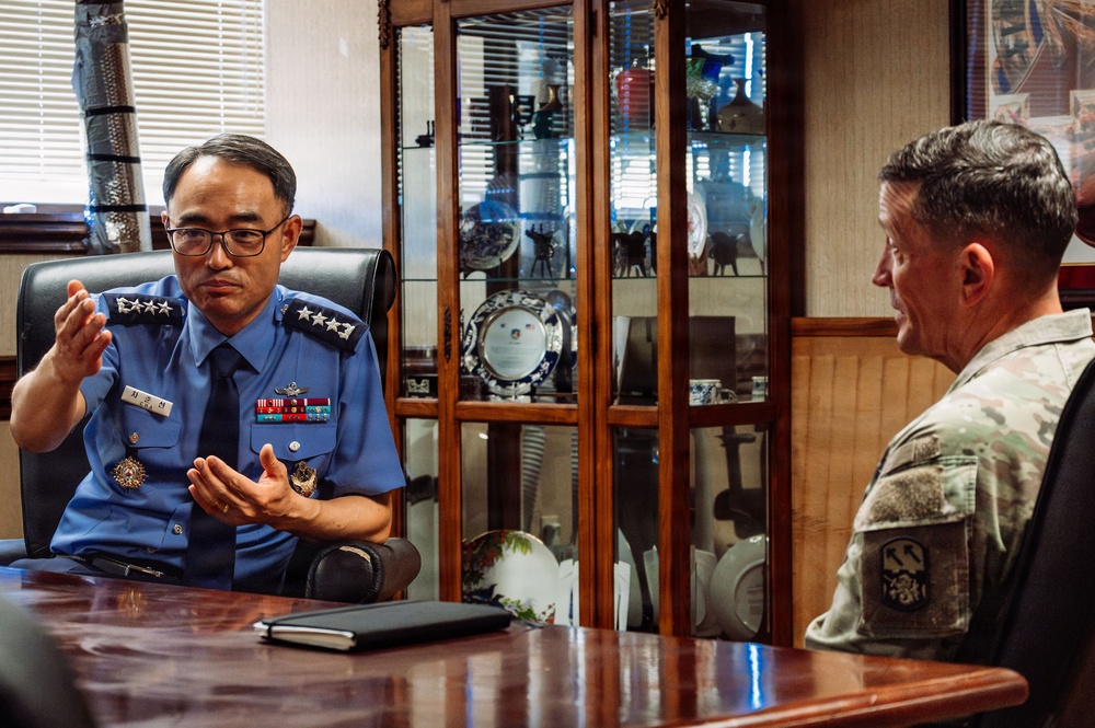 ROKAF Operations Commander Meets With 94th AAMDC Commanding General