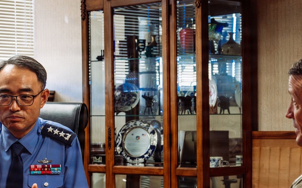 ROKAF Operations Commander Meets With 94th AAMDC Commanding General