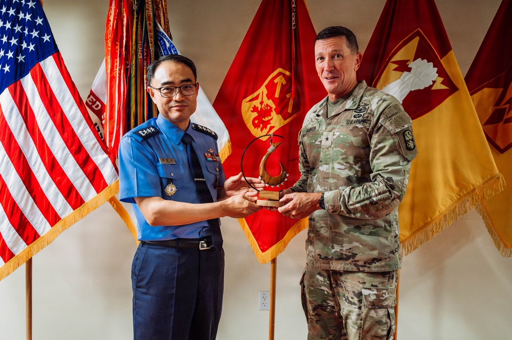94th AAMDC Commanding General Presents Gift to ROKAF Commander