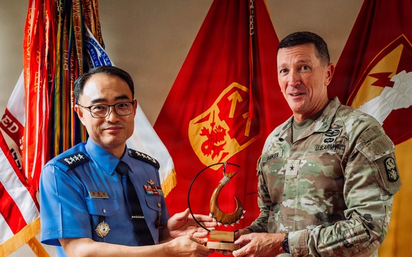 94th AAMDC Commanding General Presents Gift to ROKAF Commander