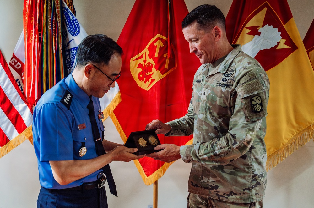 ROKAF Commander Presents Gift During 94th AAMDC Visit