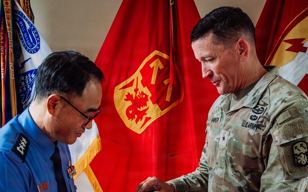 ROKAF Commander Presents Gift During 94th AAMDC Visit