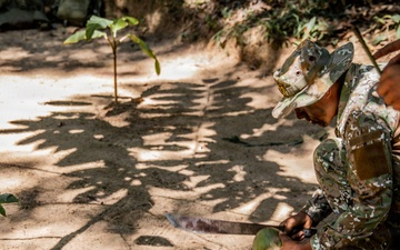 U.S. and Peruvian Soldiers conduct jungle survival training, SV26