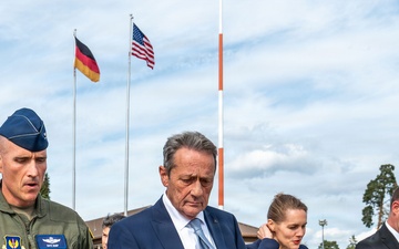Rheinland-Pfalz State Minister strengthens ties in visit with 86th Airlift Wing