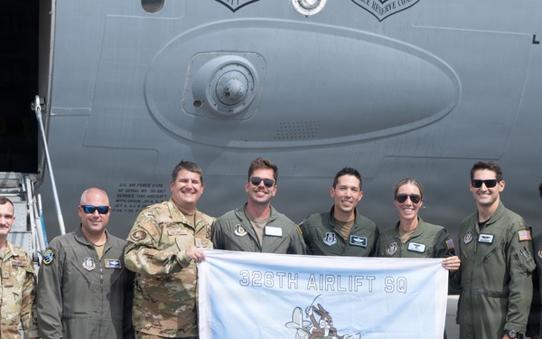 Reservist takes C-17 for a final spin