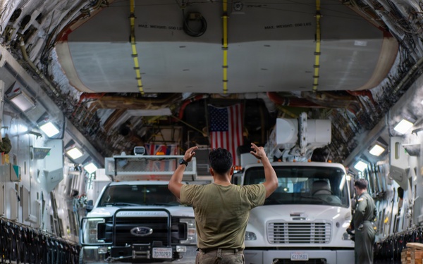 15th Wing airlifts California utility trucks from Hilo to Lihue for Hurricane Lowell recovery