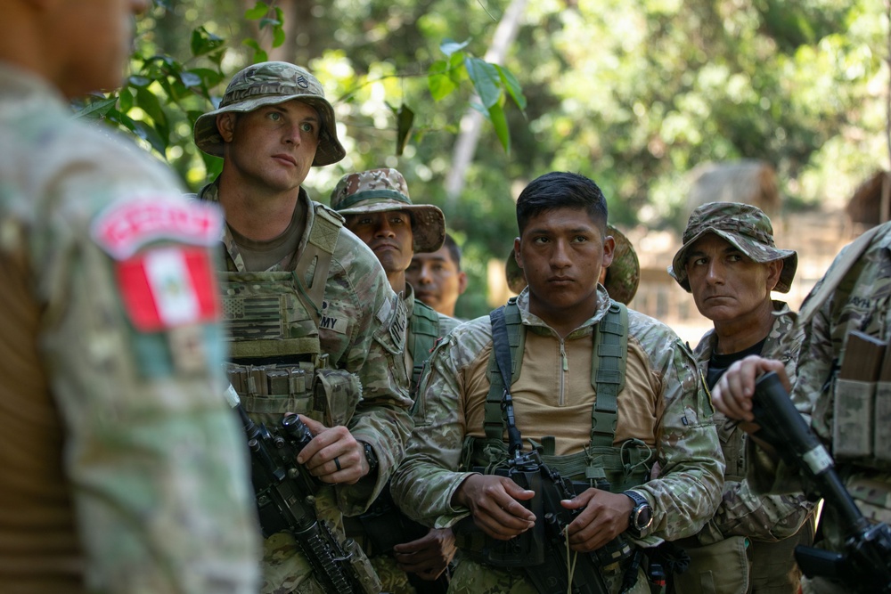 U.S., Peruvian and Chilean soldiers conduct jungle survival training, SV26