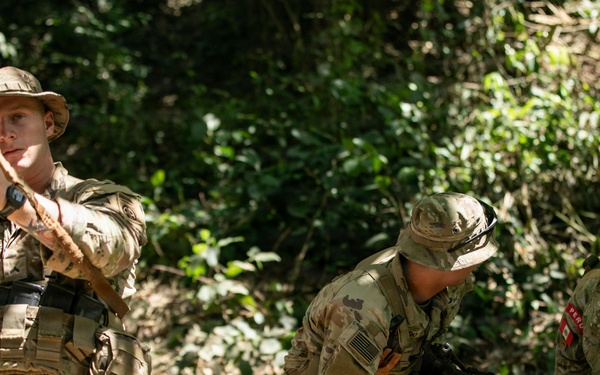 U.S., Peruvian and Chilean soldiers conduct jungle survival training, SV26