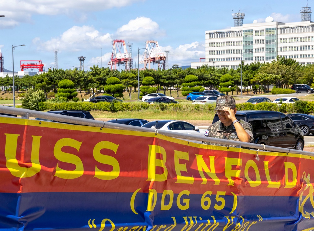 Commander of the Republic of Korea Fleet Visits USS Benfold