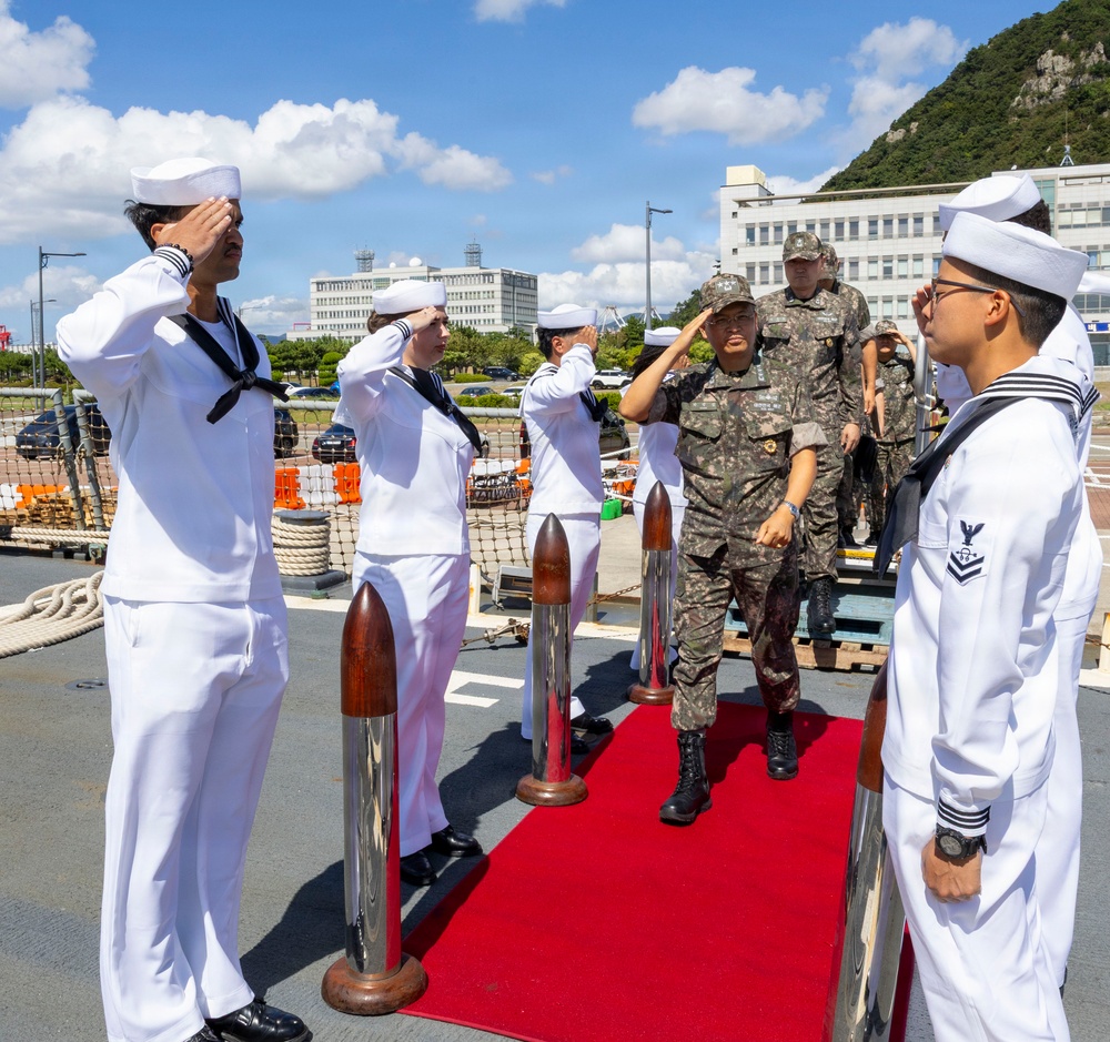 Commander of the Republic of Korea Fleet Visits USS Benfold