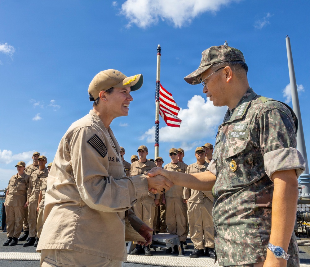 Commander of the Republic of Korea Fleet Visits USS Benfold
