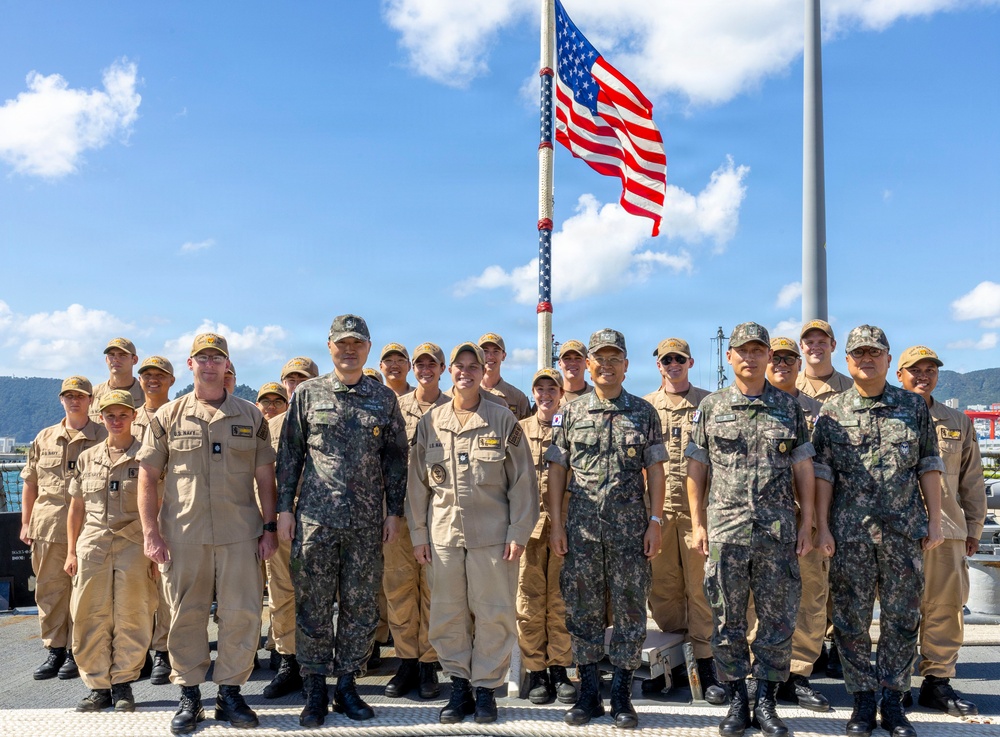 Commander of the Republic of Korea Fleet Visits USS Benfold