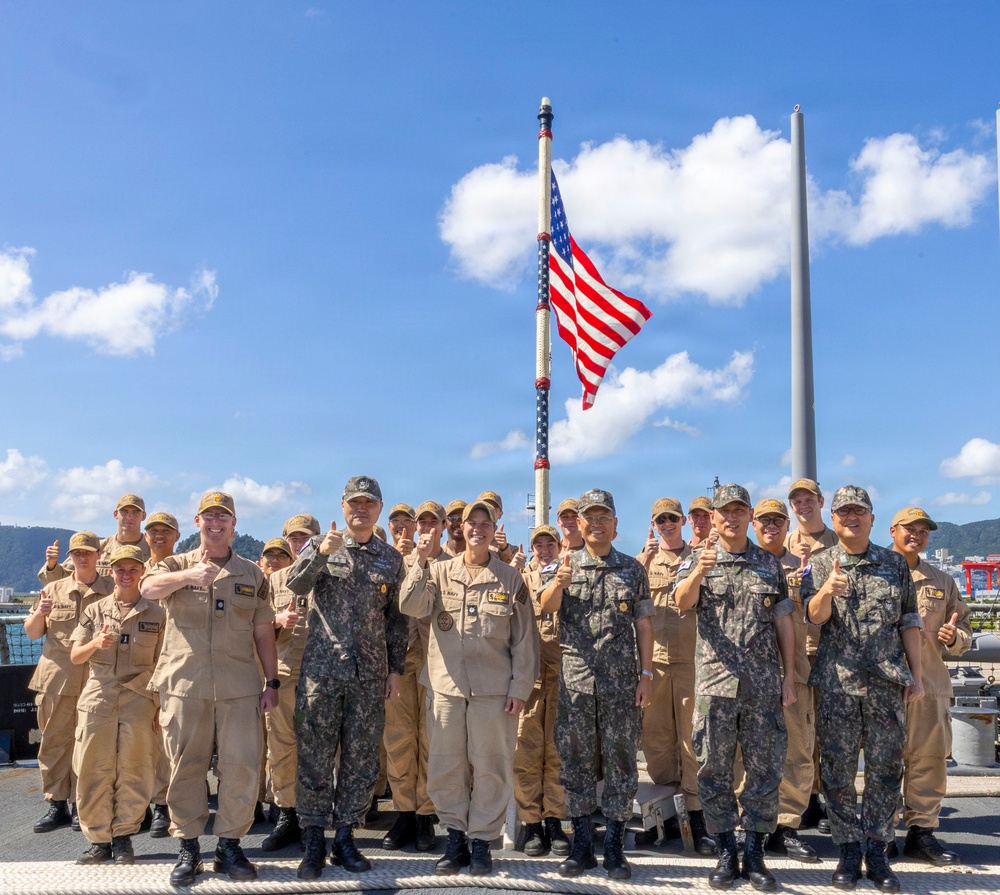 Commander of the Republic of Korea Fleet Visits USS Benfold