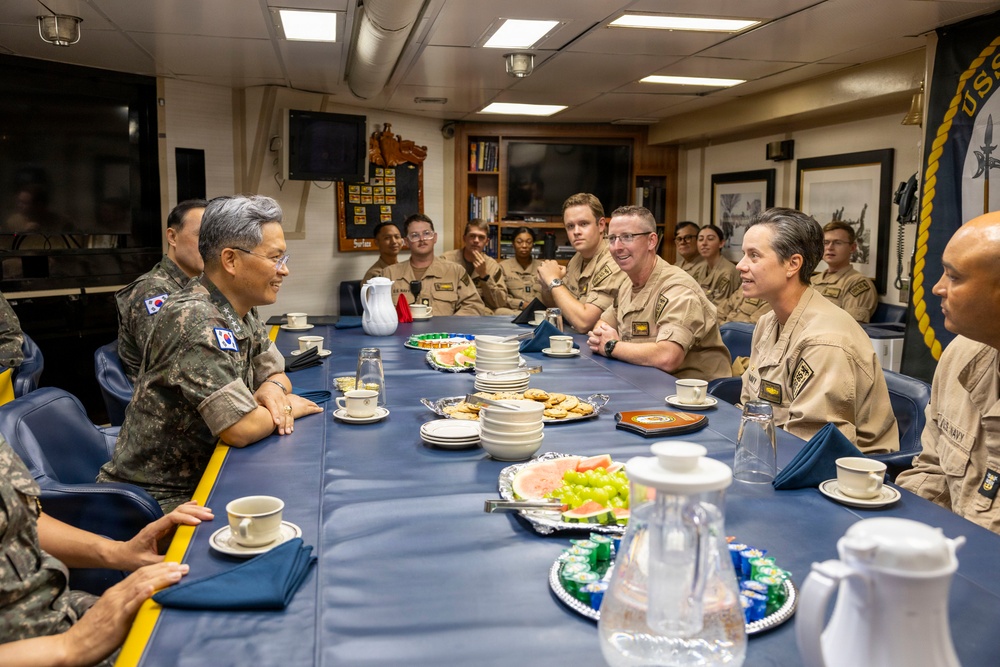 Commander of the Republic of Korea Fleet Visits USS Benfold