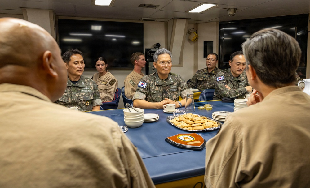 Commander of the Republic of Korea Fleet Visits USS Benfold