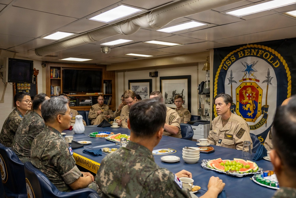 Commander of the Republic of Korea Fleet Visits USS Benfold