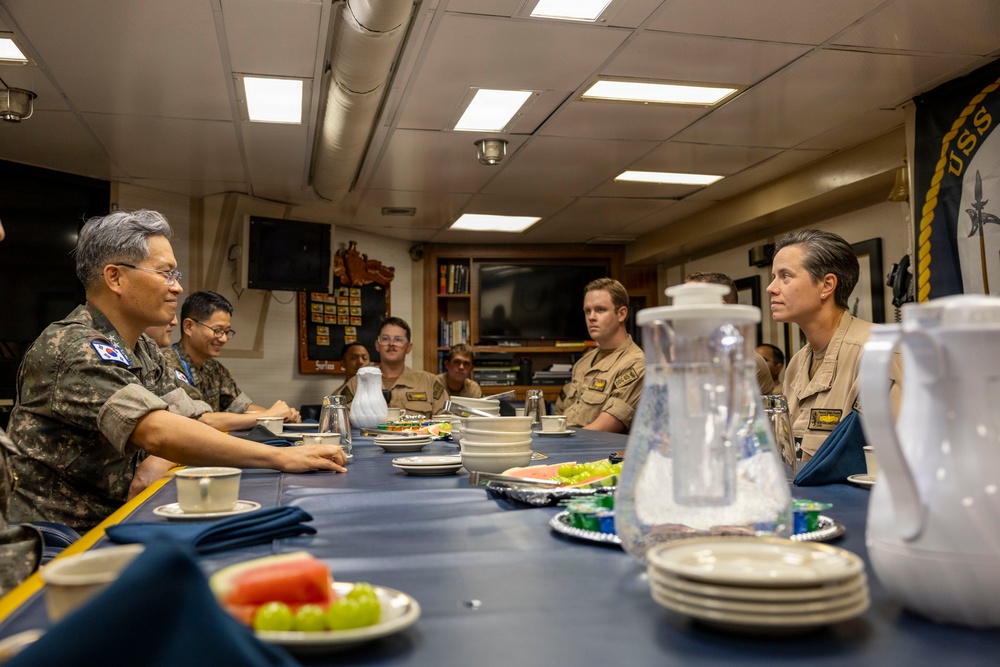 Commander of the Republic of Korea Fleet Visits USS Benfold