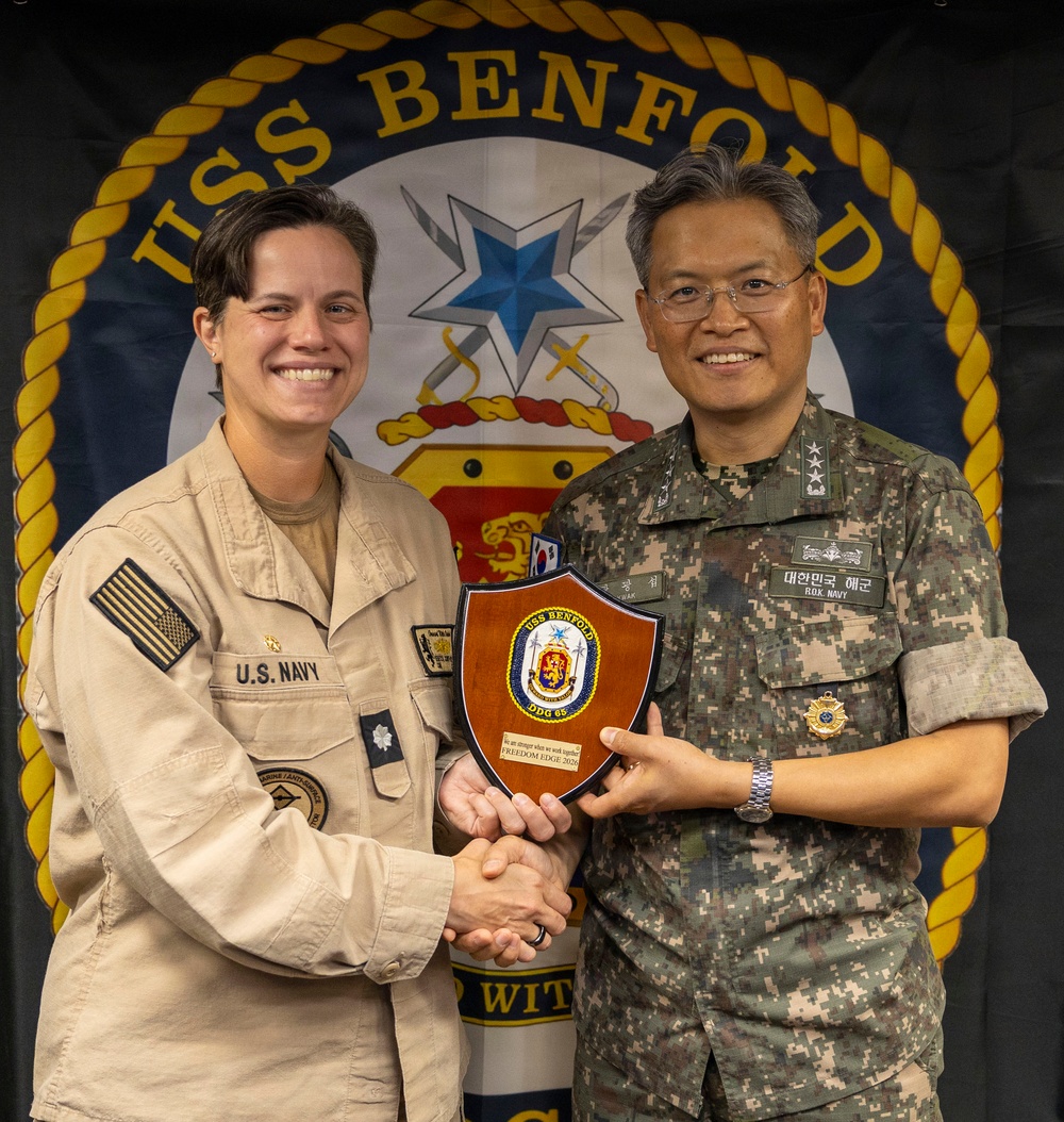 Commander of the Republic of Korea Fleet Visits USS Benfold