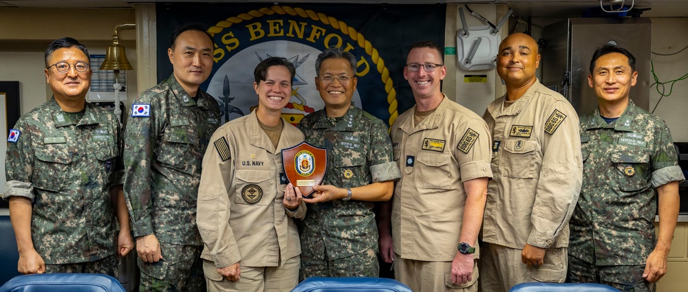 Commander of the Republic of Korea Fleet Visits USS Benfold