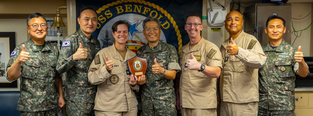 Commander of the Republic of Korea Fleet Visits USS Benfold
