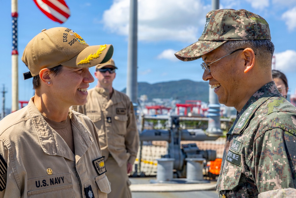 Commander of the Republic of Korea Fleet Visits USS Benfold