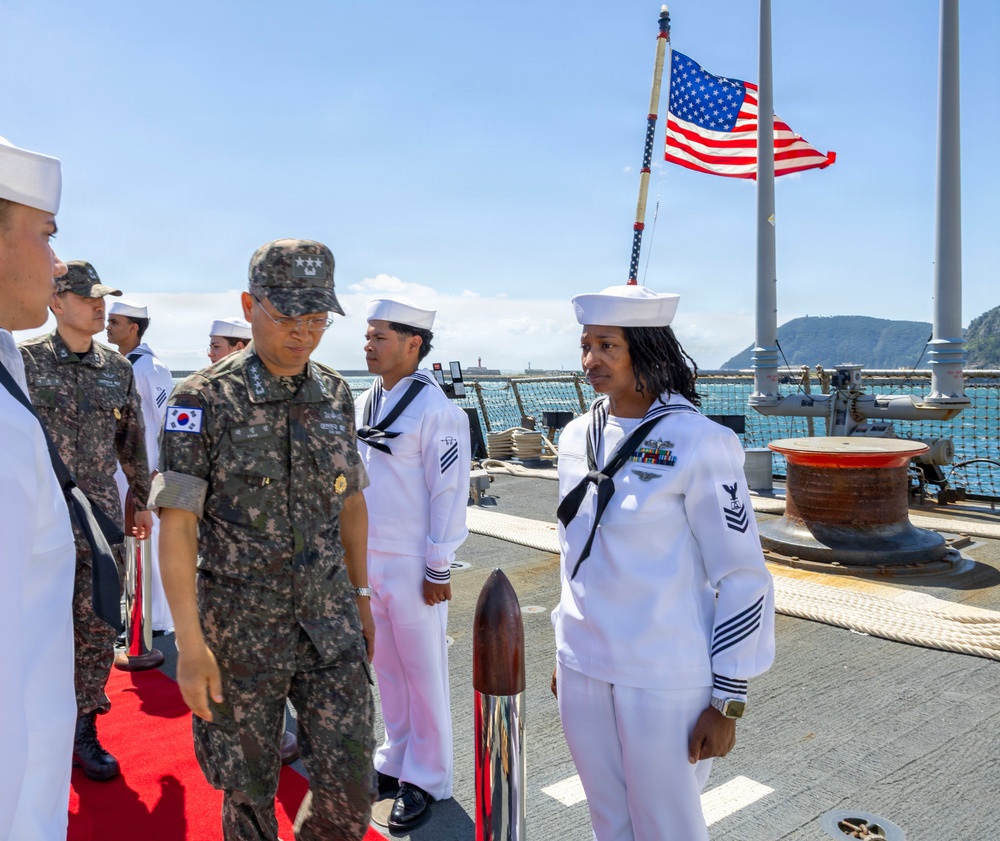 Commander of the Republic of Korea Fleet Visits USS Benfold