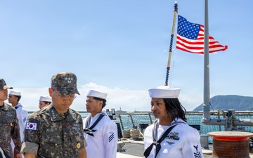 Commander of the Republic of Korea Fleet Visits USS Benfold
